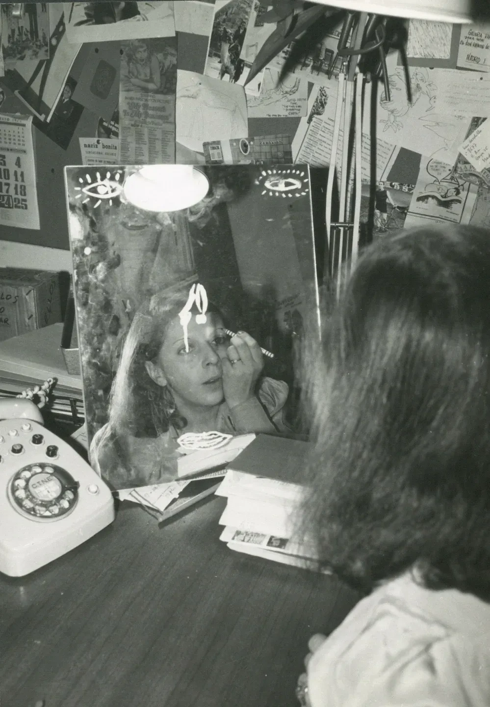 Autor desconocido, Blanca Sánchez reflejada en un espejo pintándose los ojos, Madrid, ca. 1975. Archivo Blanca Sánchez, Biblioteca y Centro de Documentación del Museo Reina Sofía ©Herederos de Blanca Sánchez