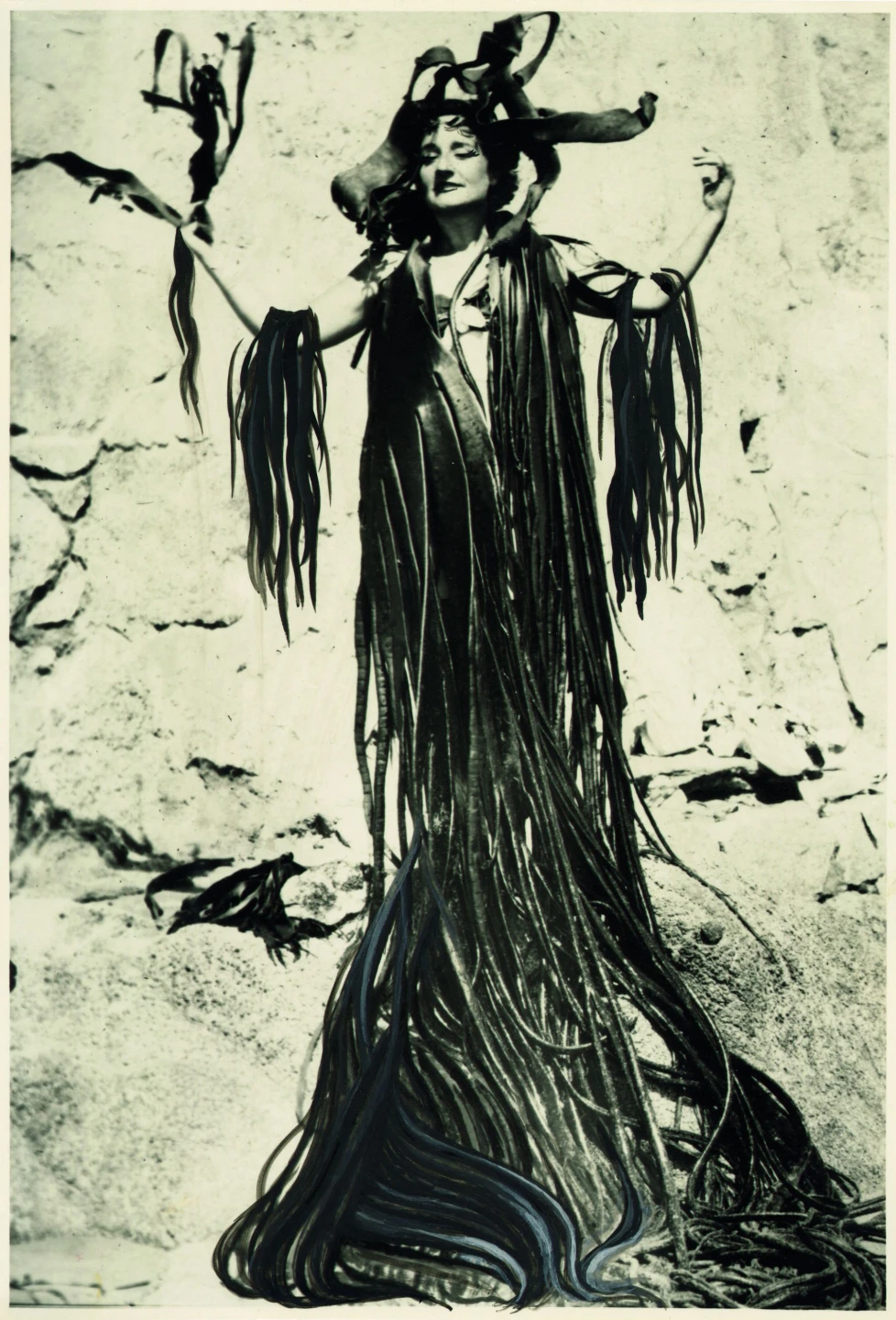 Maruja Mallo, Autorretrato con manto de algas, 1945