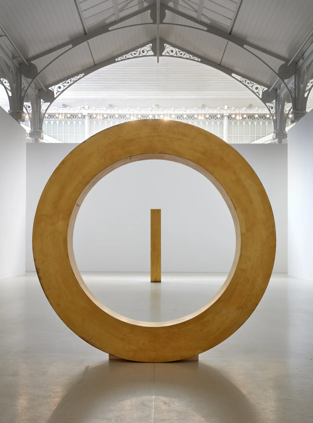 Vista de la exposición James Lee Byars, Perfecta es la pregunta  en el Palacio de Velázquez (Museo Nacional Centro de Arte Reina Sofía). Madrid, 2024. En primer plano: The Door of Innocence, 1986. Al fondo: The Figure of Question is the Room, 1986. Toyota Municipal Museum of Art © The Estate of James Lee Byars, courtesy Michael Werner Gallery, Nueva York, London and Berlin. Archivo fotográfico del Museo Reina Sofía