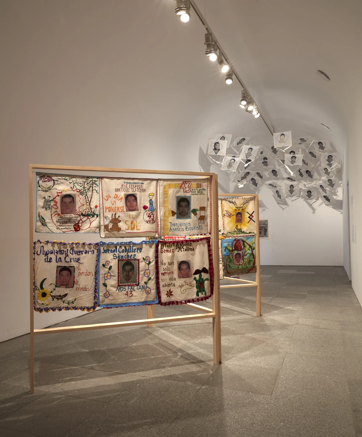 Vista de sala de la exposición Giro gráfico: como el muro en la hiedra