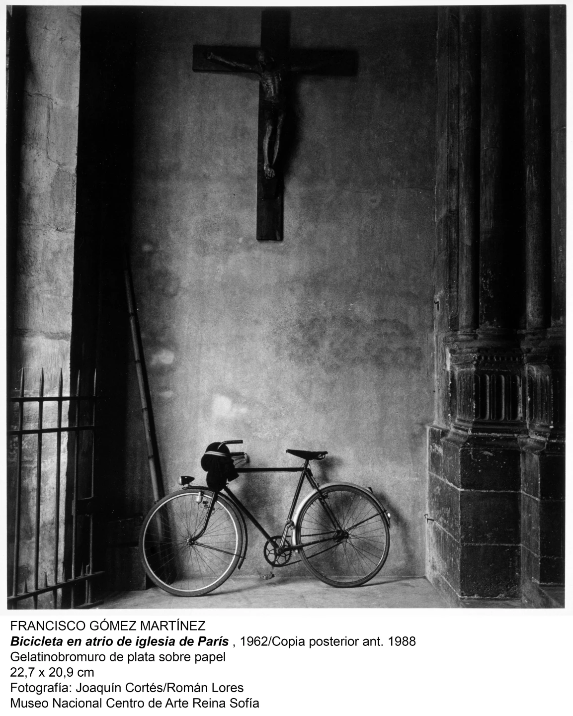 Bicicleta en atrio de iglesia de París. 1962. F.G.Martinez