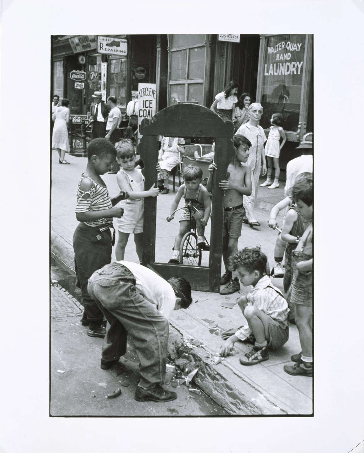 Helen Levitt, Children playing with a picture frame, New York (Niños jugando con un marco, Nueva York), ca. 1940