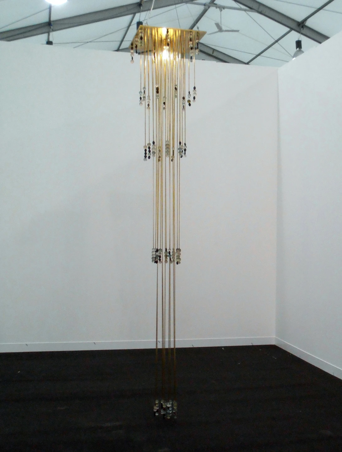 Maria Loboda, The sentence in its temporary form as glass and pumice, 2012. Latón, cristal y piedra pómez. 295 x 50 x 50 cm