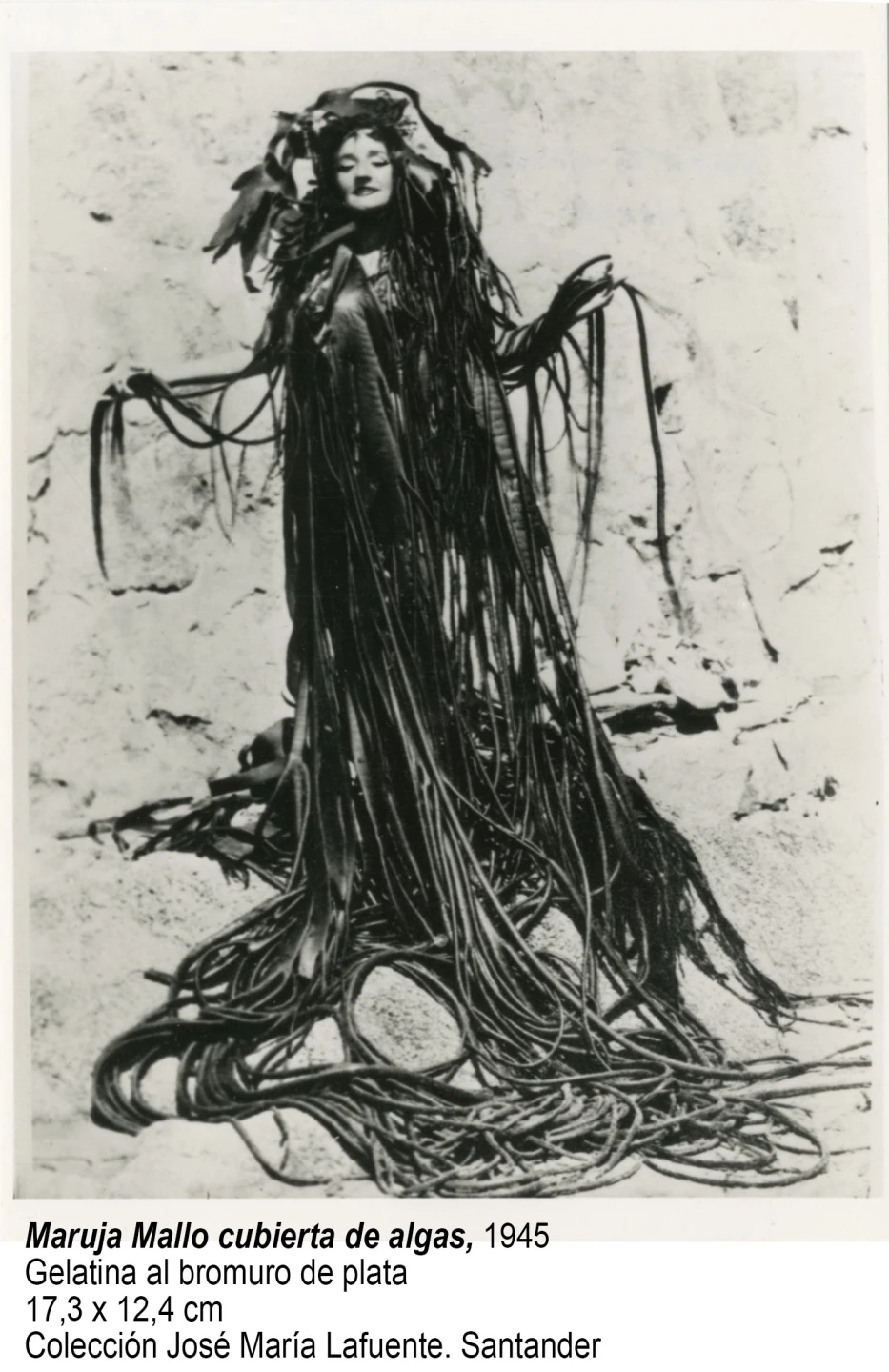 Maruja Mallo cubierta de algas, 1945. Colección José María Lafuente, Santander