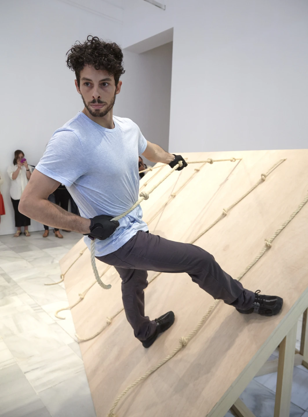 Performance de Simone Forti, Slant Board, Museo Reina Sofía, 2013
