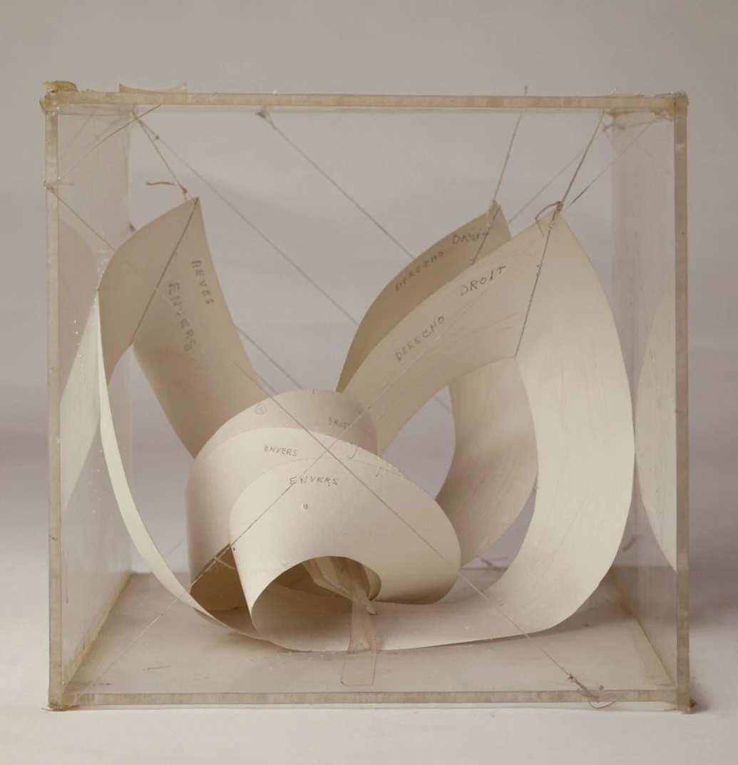 Papel e hilos de lino, urna de metacrilato (22 x 23 x 22). Museo Reina Sofía, Madrid 
