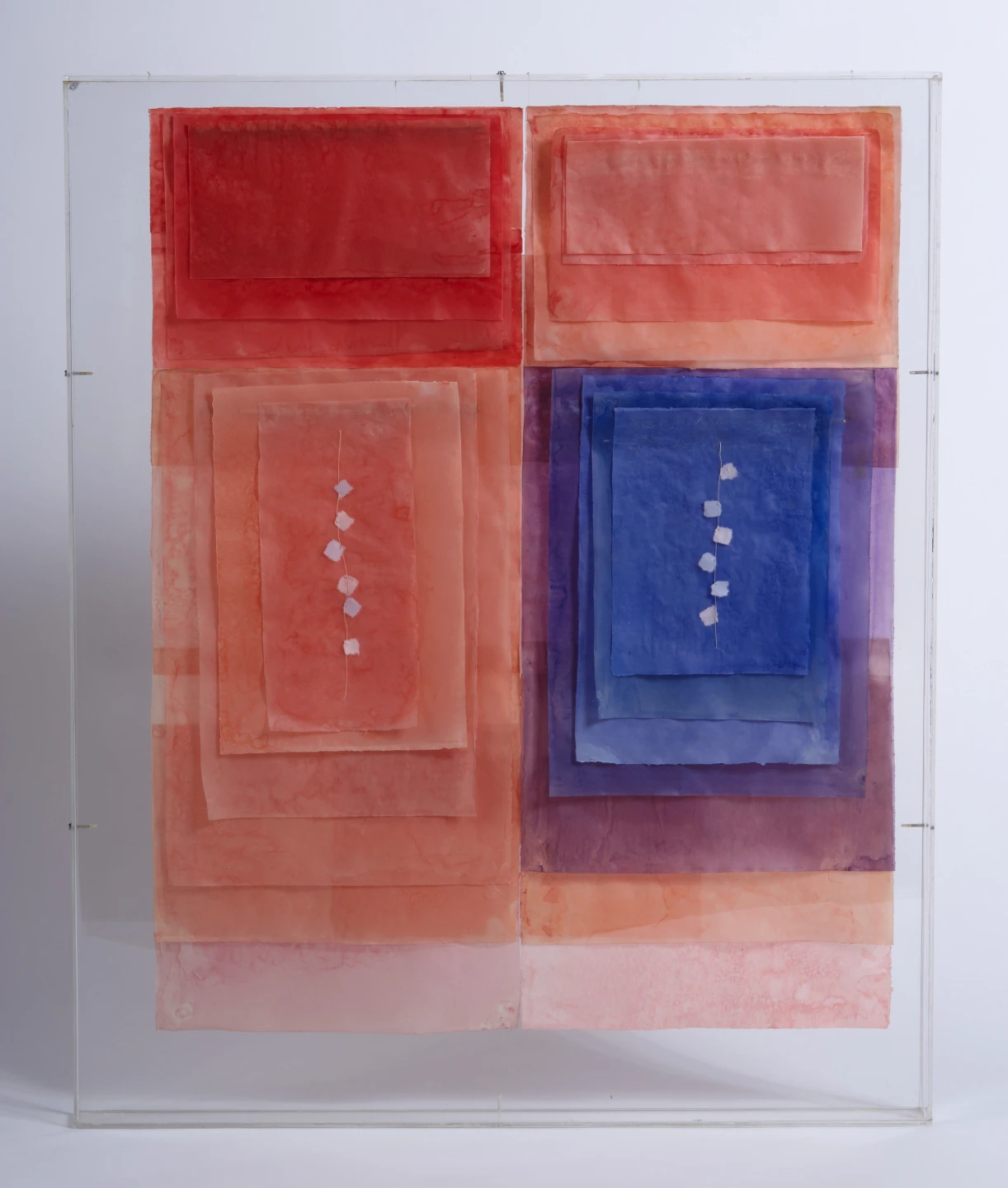 Collage de papel hecho a mano y teñido por la artista. Urna de metacrilato (88 x 73 x 5 cm). Museo Reina Sofía 