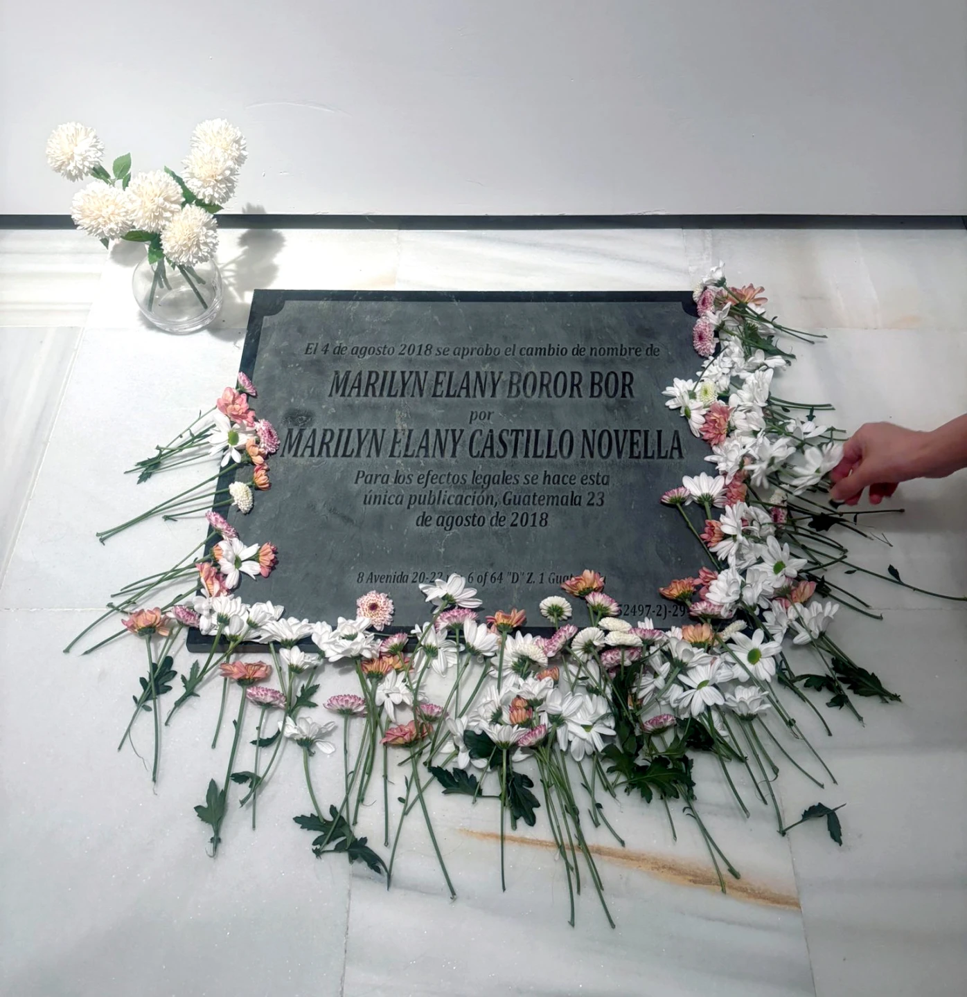 Marilyn Boror, Lápida de defunción, de la serie Edicto Cambio de Nombre, 2018. Depósito indefinido de la Fundación Museo Reina Sofía, 2020. Fotografía: Julia Morandeira Arrizabalaga