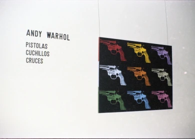 Luis Pérez-Mínguez. Sin título, 1983. Imagen de la entrada de la exposición Andy Warhol. Pistolas, cuchillos, cruces. © VEGAP.