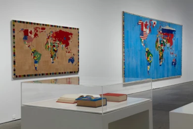 Vista de sala de la exposición alighiero boetti. estrategia de juego (Museo Reina Sofía, octubre 2011- febrero 2012), con los mapas globales tejidos en Afganistán