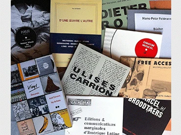 Selección de catálogos de exposición de Guy Schraenen. Fotografía: Maike Aden