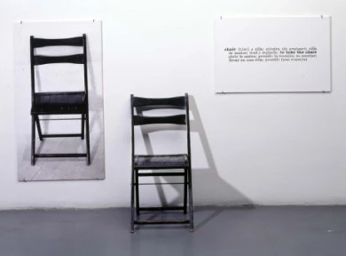 Joseph Kosuth. One and Three Chairs (Una y tres sillas), 1965. Fotografía en blanco y negro y silla, Pieza derecha: 52 x 80 cm / Pieza izquierda: 110 x 60 cm / Pieza central: 81 x 40 x 51 cm