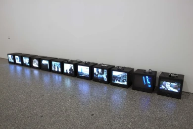 Harun Farocki. Trabajadores saliendo de la fábrica durante once décadas, 2006