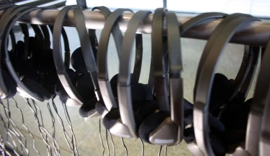 Auriculares para realizar el recorrido autónomo con las audioguías inclusivas. Museo Reina Sofía, 2007.