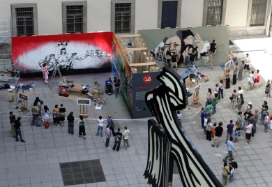 Vista general de los murales expuestos en la Plaza Nouvel
