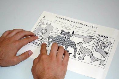 Exploración de motivos de Guernica en lámina de papel microcapsulado