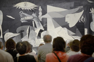 Alumnos del curso frente a Guernica, 1937 de Pablo Picasso. Museo Reina Sofía, 2007