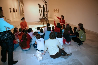 Visita escolar a diversas obras de la Colección seleccionadas para la actividad. Museo Reina Sofía, 2008.