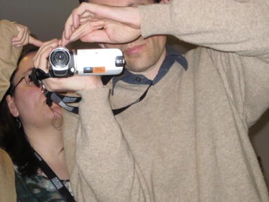 Miembros de Conect@ familiarizándose con los comandos de la cámara de vídeo. Museo Reina Sofía, 2010.