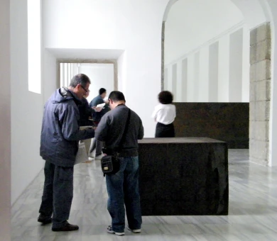 Miembros de Conect@ resolviendo una prueba junto a una obra de Richard Serra. Museo Reina Sofía, 2010.