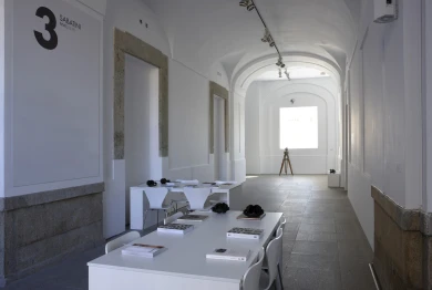 Imagen del área de interpretación preparada para la exposición Desbordamiento: Val del Omar. Museo Reina Sofía, 2010.