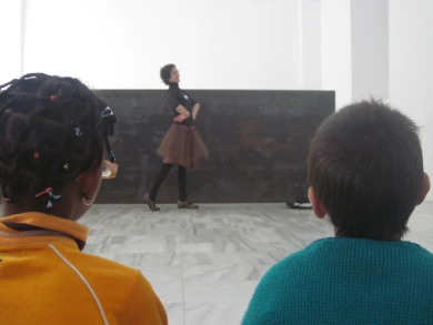Propuesta participativa de danza ante la obra Equall-Paralell/Guernica-Bengasi. Museo Reina Sofía, 2010.