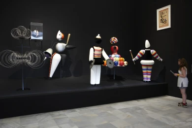 Visitante ante Ballet Triádico, 1922 de Oskar Schlemmer. Museo Reina Sofía, 2010.