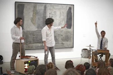 Uno de los intérpretes del programa educativo &quot;¿Te suena?&quot;. Museo Reina Sofía, 2011