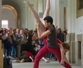 Bailarines en acción en el Museo