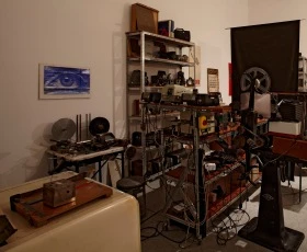 Vista de sala de la "Truca" de José Val del Omar