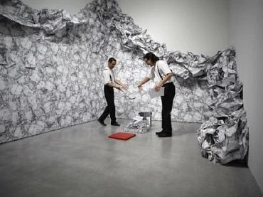 Interpretación circense ante la obra de Liliana Porter Wrinkle environment installation, 1969. Papel impreso y cinta adhesiva, dimensiones variables