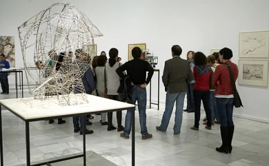 Profesores asisten a una visita a la colección