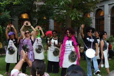Performance de Territorio Doméstico en Picnic del barrio. Aquí vivimos, aquí soñamos, ¡aquí nos quedamos! Museo Reina Sofía, 2025