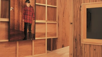 Txomin Badiola. Complot familiar. Segunda versión, 1993-1995. Construcción en madera, cristal y cuerda y dos fotografías Medidas variables. Colección Museo Guggenheim Bilbao