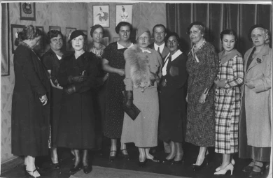 Inauguración de la exposición de figurines de Victorina Durán en el Lyceum Club Femenino de Madrid