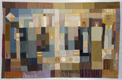 Aurèlia Muñoz, Personajes místicos y cruz, 1964, patchwork de telas (120 x 185 cm). Museu Nacional d’Art de Catalunya, Barcelona. Donación de los herederos de Aurèlia Muñoz, 2019