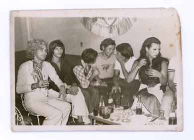 Fotografía en blanco y negro de una cena de personas cuir