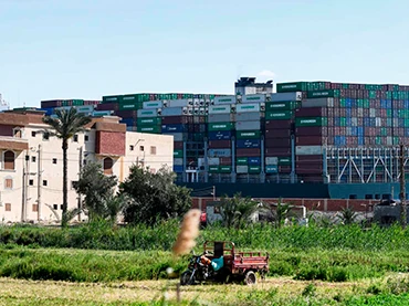 Carromato junto al Ever Given atascado en el Canal de Suez, Middle East Eye, 29 de marzo, 2021