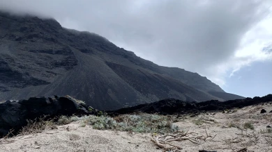 Montañas volcánicas y arena del Sáhara en El Hierro, Islas Canarias, 2022