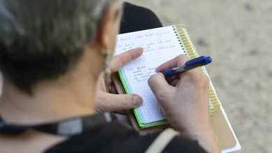 Voluntaria del Museo tomando notas durante una sesión de formación dentro del proyecto ¡Atención, atención!, Museo Reina Sofía, 2019. Fotografía: Daniel Pompa Jordán