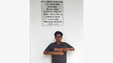 Benvenuto Chavajay en Chichicastenango, Guatemala, 2022. En la placa de mármol se lee: "Aquí en el convento de Chichicastenango […] encontró y tradujo el Popol Wuj". Fotografía cortesía del artista