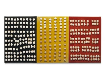 Marcel Broodthaers, Sin título (Tríptico), 1965-1966. Panel negro y amarillo: M.-C. &amp; Ch. Firmenich-Guillissen / Pierre Huber, Art &amp; Public, Ginebra; panel rojo: Colección Sylvio Perlstein, Amberes. © The Estate of Marcel Broodthaers c/o SABAM Bel