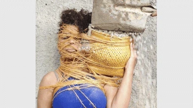 Camilla Rocha Campos. Something to Gain, 2017. Video-performance realizada en la exposición Welt kompakt? – out of Brazil en Museums Quartier, Viena, 2017