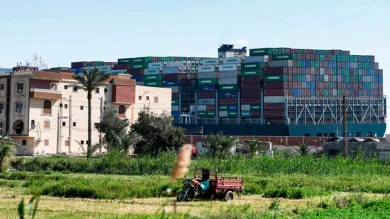 Carromato junto al Ever Given atascado en el Canal de Suez, emMiddle East Eyeem, 29 de marzo, 2021