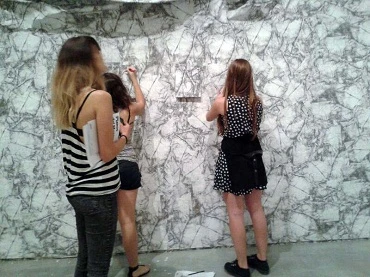 Los jóvenes de Equipo con la obra Wrinkle Environment Installation I (Arruga Instalación Ambiente I) de Liliana Porter