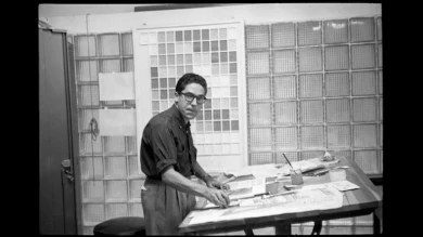 Carlos Cruz-Diez en su taller de diseño. Revista Momento, Caracas, 1957. © Estate of Carlos Cruz-Diez, Bridgeman Images, 2021
