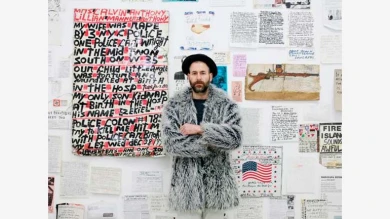 Kenneth Goldsmith en la exposición Street Poets and Visionaries: Selections from the UbuWeb Collection que se llevó a cabo en Mercer Union, Toronto, 2009 © Fotografía: C. Jones