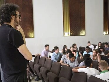 Encuentro de alumnos de ESO con el artista Daniel García Andújar