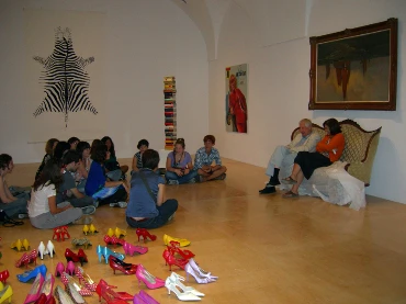 Conversación entre los miembros del Equipo, el artista Hans-Peter Feldmann y la comisaria  Helena Tatay en las salas de exposición durante el montaje