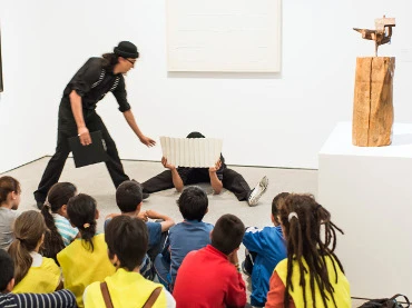Dalí Bergamaschi y Jorge Jorge García, artistas circenses, en diferentes momentos de Salto al vacío